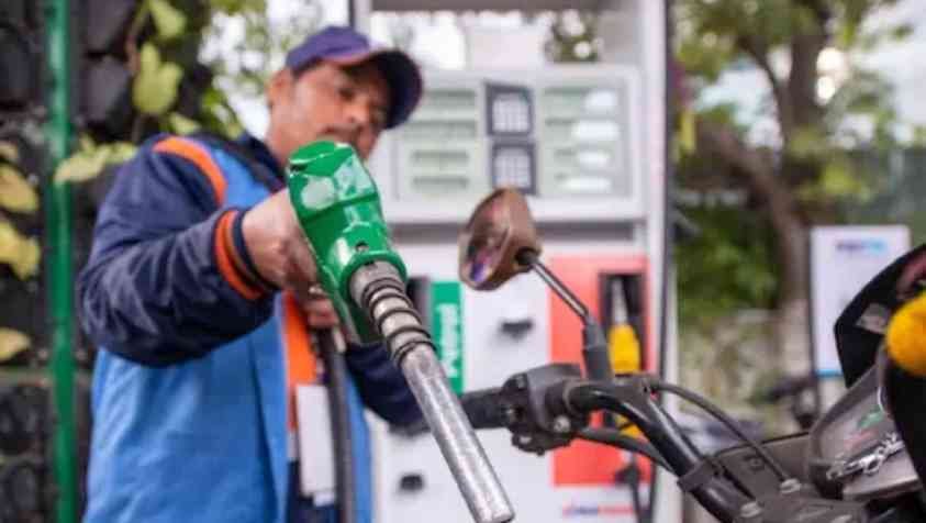 Petrol price today : பெட்ரோல், டீசல் விலை குறைவு..! சென்னையில் விலை எவ்வளவு தெரியுமா..?
