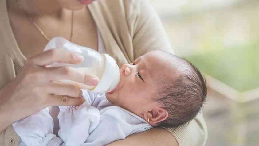 Breast Milk vs Formula Milk Nutrition: தாய்ப்பால் VS பசும் பால்.. பச்சிளம் குழந்தைக்கு ஊட்டச்சத்தை தருவது எது?